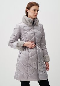 Giacca puffer grigia chiara con collo e polsini foderati in pelliccia, motivo a rombi, vita con cintura e zip frontale.