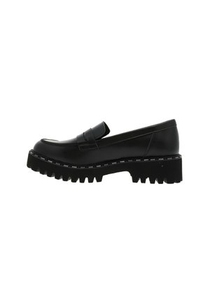 Mocassin en cuir noir avec un bout arrondi et une semelle épaisse et texturée. Il présente un dessus lisse et une sangle décorative sur le cou-de-pied.