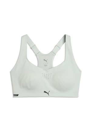 Witte Puma sportbeha met racerback-bandjes, gevormde cups, ventilatiegaten aan de voorkant en Puma-logo in het midden en links onder.