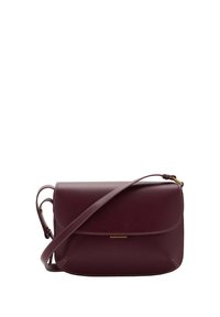 Borsa a tracolla in pelle bordeaux con chiusura a patta, tracolla regolabile e dettagli in hardware oro chiaro discreti.