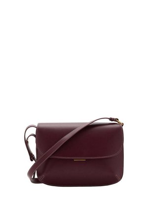 Borsa a tracolla in pelle bordeaux con chiusura a patta, tracolla regolabile e dettagli in hardware oro chiaro discreti.