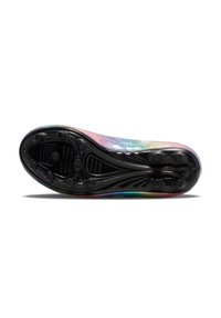 Suola di scarpa sportiva con un fondo in gomma nera testurizzata, dotato di chiodi circolari per la presa e una parte superiore a gradiente multicolore che passa dal viola al teal.