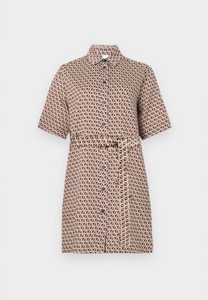 Vestido tipo camisa de manga corta con patrón geométrico en marrón y blanco, con cuello, botones delanteros y cinturón de tela a juego atado en la cintura.
