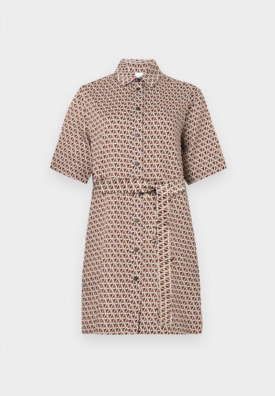 Καφέ και λευκό πουκάμισο-φόρεμα με γεωμετρικό σχέδιο, κοντά μανίκια, γιακά, κουμπιά μπροστά και ζώνη από το ίδιο ύφασμα δεμένη στη μέση.