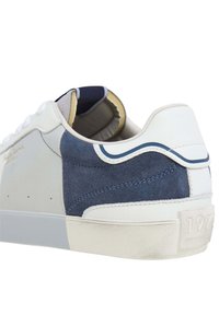 Sneaker in pelle e suede bianca e blu navy. Caratterizzata da punta rotonda, suola piatta e pannello di colore contrastante con il marchio sul tallone.