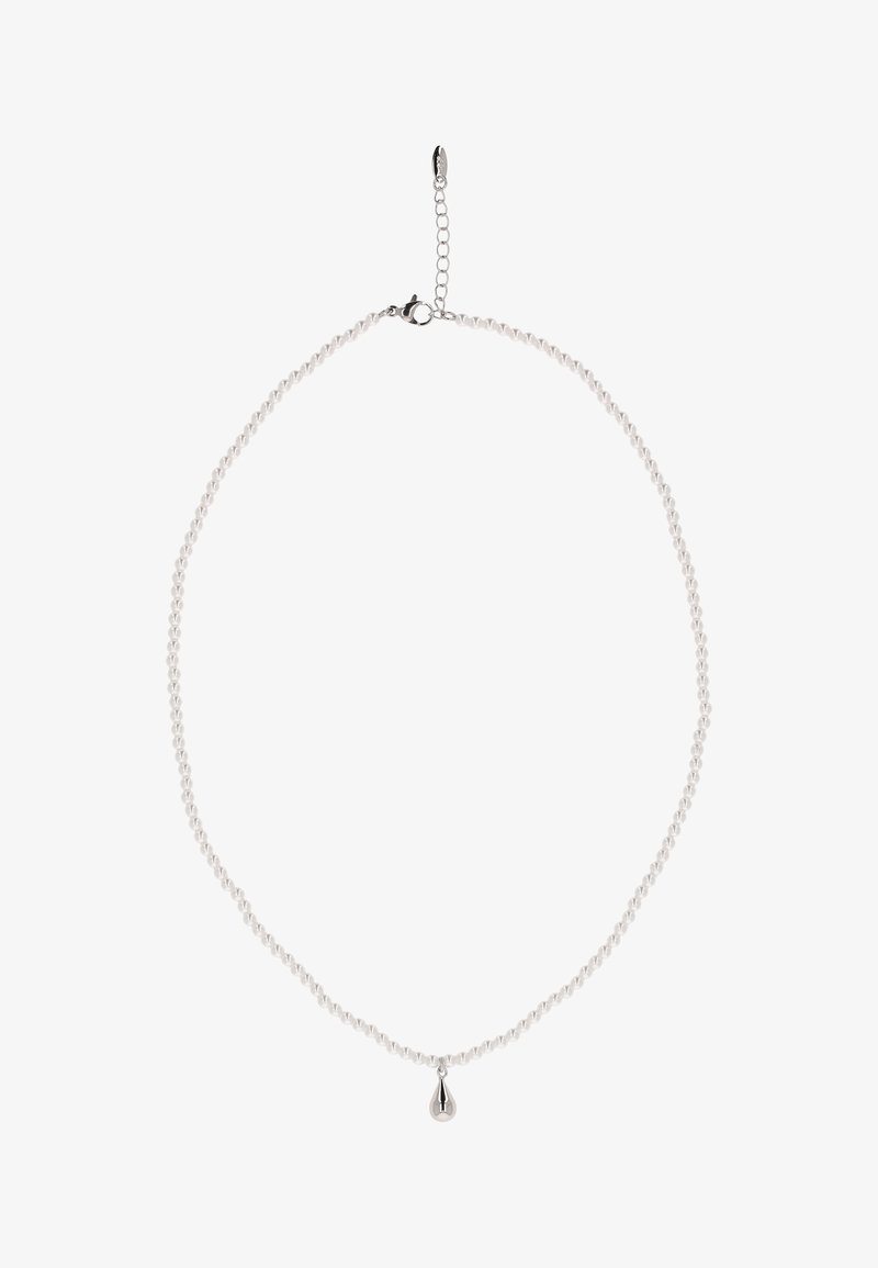 Zilveren ketting met een kralenkettingontwerp en een druppelvormige hanger. De ketting is gedraaid, met een sluiting en een verlengkettinkje.