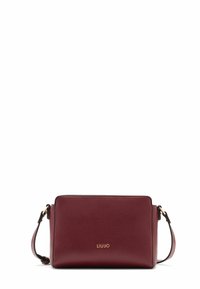 Borsa a tracolla in pelle bordeaux con finitura texturizzata, logo dorato sul fronte e tracolla regolabile. Forma rettangolare e design minimalista.