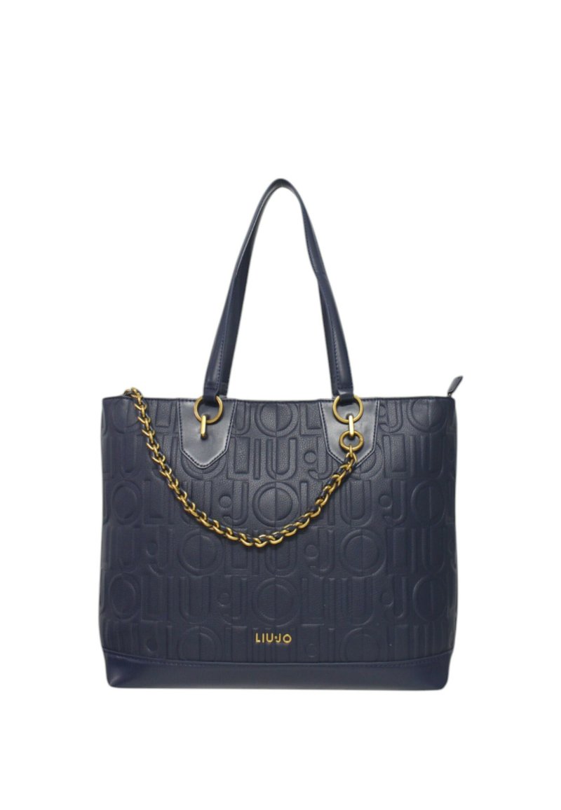 Bolso tote de cuero azul marino con patrón de logo en relieve, doble asa superior y un detalle de cadena en tono dorado. Presenta un amplio compartimento principal.