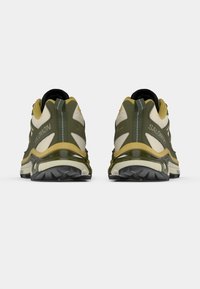 Πράσινα και μπεζ αθλητικά παπούτσια με υφασμάτινο επάνω μέρος με υφή, μαξιλαρωμένη σόλα και διακοσμητικές λεπτομέρειες. Διαθέτουν λαστιχένια εξωτερική σόλα για πρόσφυση.