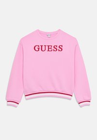 Ροζ φούτερ από βαμβάκι με στρογγυλή λαιμόκοψη. Διακοσμημένο με το λογότυπο «GUESS» κεντημένο με κόκκινη κλωστή και ριγέ μανσέτες και τελείωμα σε κόκκινο και λευκό.