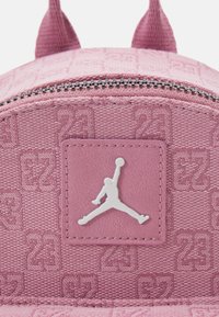 Jordan JAN MONOGRAM MINI BACKPACK UNISEX - Matkakott - pink glaze