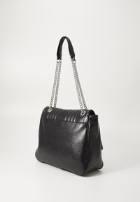 Schwarze Lederhandtasche mit glatter Textur, strukturiertem Design, schrägen Seiten und silbernen Kettenriemen. Gepolsterte Details oben.