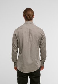 Braun-weißer karierter Langarmshirt mit klassischem Kragen und Rückfalte, ausgestattet mit Knopfmanschetten und einem abgerundeten Saum.