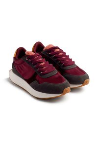 Sneaker bordeaux e grigio scuro con upper testurizzato, fodera rosa a contrasto e suola intermedia bianca. Presenta chiusure con lacci e suola in gomma.