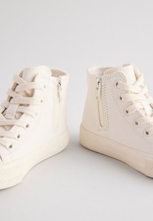 Hohe Canvas-Sneaker in Off-White mit Schnürung vorne, Reißverschluss-Detail, strukturiertem Stoff und Gummisohlen. Mit doppelten Nahtakzenten.