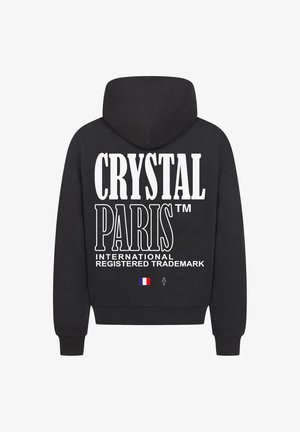 Czarna bluza z kapturem z dużym białym napisem "CRYSTAL PARIS™" oraz "MIĘDZYNARODOWY ZAREJESTROWANY ZNAK TOWAROWY" na plecach.