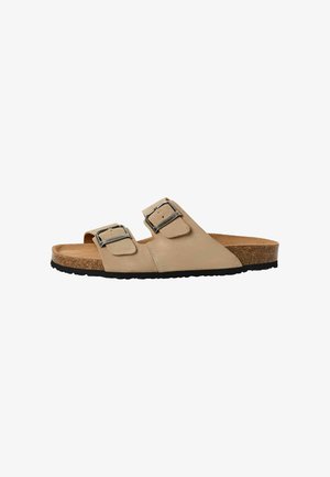 Beige Sandalen mit zwei verstellbaren silbernen Schnallen, einem Korkfußbett und einer schwarzen Gummisohle. Offenes Zehendesign mit glatter Materialstruktur.