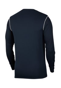 Maglietta sportiva a maniche lunghe blu marina con tessuto strutturato; presenta dettagli in bianco lungo le cuciture delle spalle e un collarino rotondo.