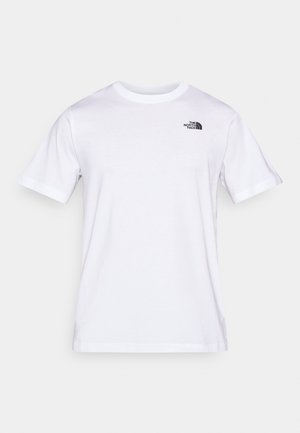 Tricou alb din bumbac cu mâneci scurte, guler rotund, având un mic logo negru pe partea stângă sus. Textură netedă.