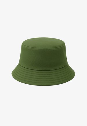 Cappello a secchiello in cotone verde con cima rotonda, tesa larga e tessuto strutturato. Presenta cuciture ordinate e un design strutturato.