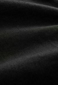 Zwart katoenstof met een gladde textuur en subtiele glans, gekenmerkt door subtiele rimpels en plooien. Geen zichtbare patronen of extra details.
