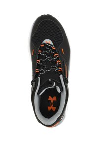 Baskets de sport noires avec un matériau en maille et synthétique, dotées de lacets orange, d'accents gris et d'une semelle texturée. Logo Under Armour visible.