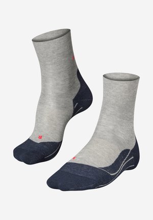Een paar grijze en donkerblauwe enkelsokken met gevoerde zolen en rode "R" markering op het teengedeelte van de rechter sok.