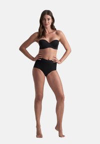 Černý bikiny top bez ramínek a vysoké dno. Hladký materiál s mírným leskem a bezproblémovým designem. Minimalistický styl.