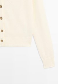 Cardigan en tricot crème avec un col rond, une fermeture à boutons avec des boutons dorés, et des poignets et un ourlet côtelés.