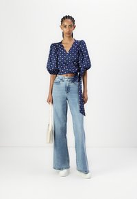 Good American GOOD WAIST PALAZZO - Platėjantys džinsai - indigo