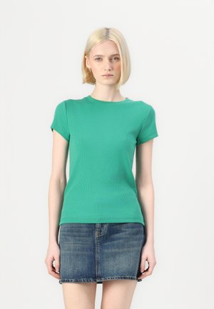Basic T-shirt - irish clover