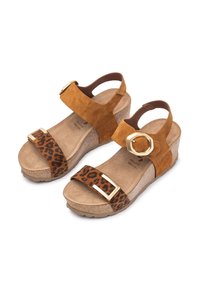 Sandales à talons compensés en suède marron avec une sangle à motif léopard, boucles en métal doré et semelle en liège texturée. Sangle de cheville ajustable pour un meilleur maintien.