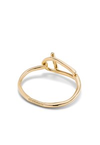 Pulsera de oro con diseño curvado, que presenta un acento en espiral. Acabado suave y pulido con una forma minimalista y de extremos abiertos.