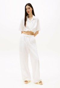 Tommy Jeans CROPPED RELAXED SHORT SLEEVE  - Button-down blouse - ecru