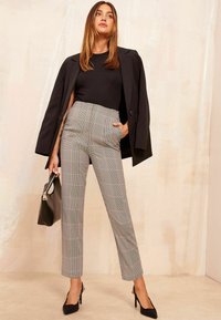 Friends Like These TAILORED SEAM  - Nohavice - brown check