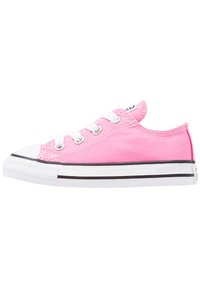 Rosa lerret sneakers med hvit gummitåhette, strukturert såle og hvite lisser. Har svart stripe rundt sålen. Lave modeller.
