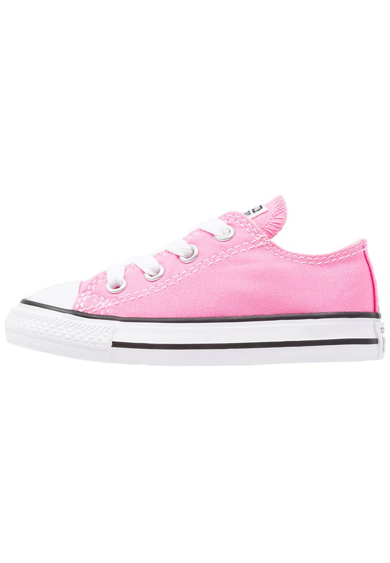 Rosa lerret sneakers med hvit gummitåhette, strukturert såle og hvite lisser. Har svart stripe rundt sålen. Lave modeller.