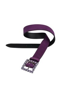 Paarse suede riem met een zwarte leren achterkant, voorzien van een vierkante gesp versierd met heldere edelstenen. Gladde textuur, slank ontwerp.