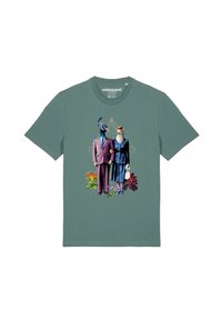 Groene t-shirt met korte mouwen met een afbeelding van twee vogels in formele kleding, omringd door bloemillustraties.