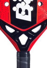 Rød og sort paddel med et diamantformet greb, tekstureret overflade, cirkulære huller og en fed logo detalje. Strømlinet design med ergonomisk form.