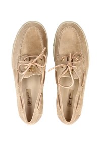 Beżowe zamszowe buty żeglarskie z złotymi elementami, o zaokrąglonym nosku i sznurowanym fasonie. Gładka faktura z subtelnym przeszyciem i oznaczeniem marki na wkładce.