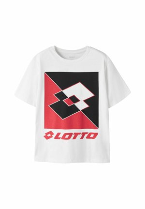 Biała koszulka z krótkim rękawem z dużym czarno-czerwonym geometrycznym logo i napisem "LOTTO" na środku z przodu.