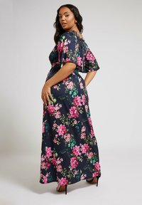 Blommig maxiklänning med marin bakgrund och livfulla rosa och gröna blommor, korta ärmar, smockad midja och ankellång nederkant.