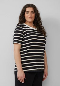 Zwart en beige gestreepte t-shirt met een ronde hals en korte mouwen, gemaakt van zachte stof, met een losse pasvorm en een minimalistisch ontwerp.