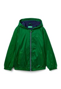 Chaqueta verde ligera con capucha, cierre de cremallera, dos bolsillos laterales y puños elásticos. Presenta un forro azul marino y un detalle de logo bordado.