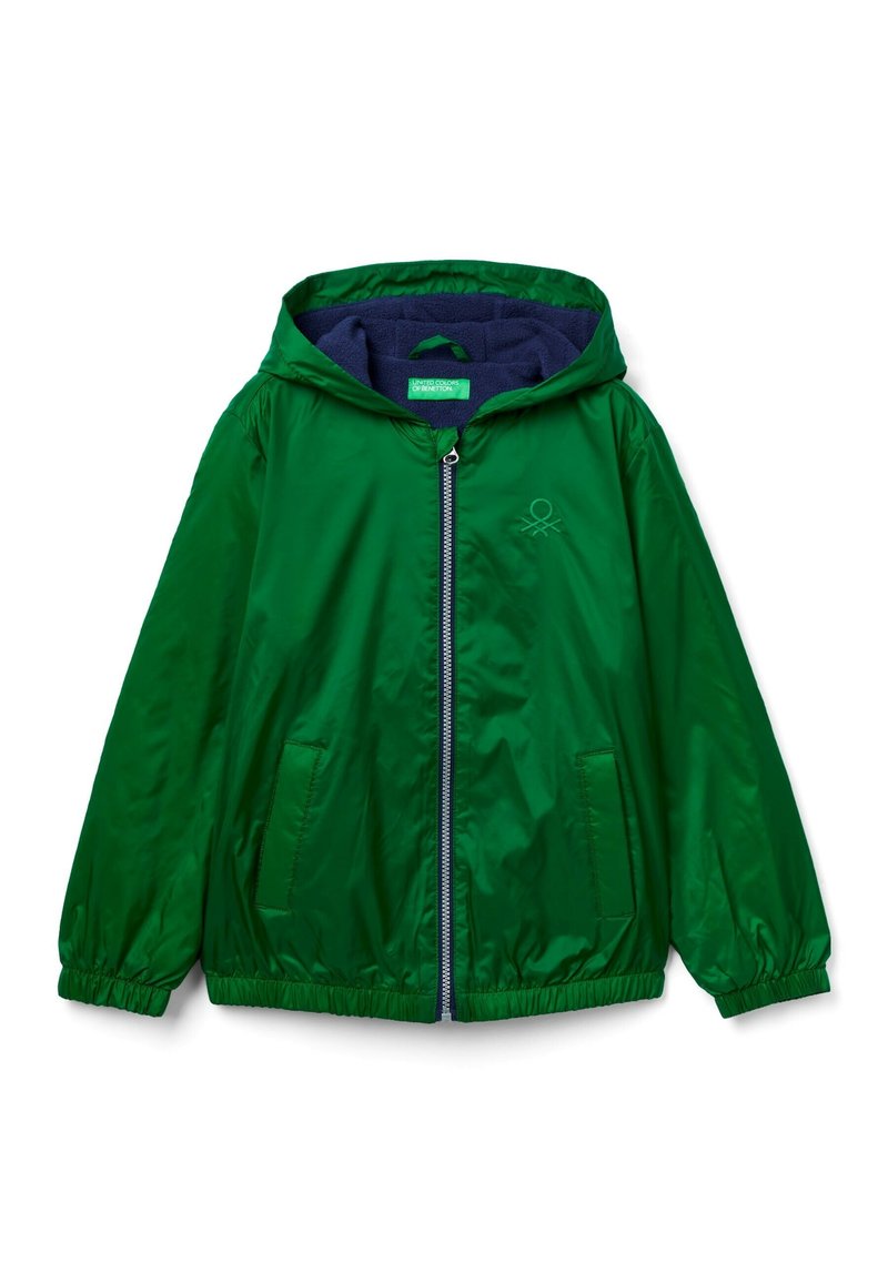 Chaqueta verde ligera con capucha, cierre de cremallera, dos bolsillos laterales y puños elásticos. Presenta un forro azul marino y un detalle de logo bordado.