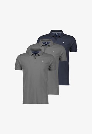 Drie polo's met korte mouwen in grijs en marineblauw, met kragen, knopen en kleine geborduurde logo's op de linkerborst.