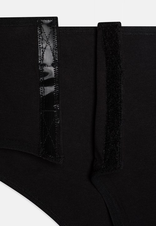 Schwarze hochgeschnittene Unterhose aus strukturiertem Stoff mit glänzenden und samtigen Akzenten an den Seiten, genähten Kanten und einer glatten Oberfläche.