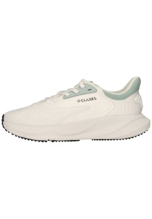 Hvid Clarks atletiksneaker med tekstureret stof, snørelukning, polstret sål og lyseblå detaljer på hæl og snørehuller.