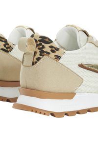 Baskets beiges avec un dessus en maille crème texturée et des accents à imprimé animal ; dotées de quincaillerie dorée et d'une semelle en caoutchouc marron.